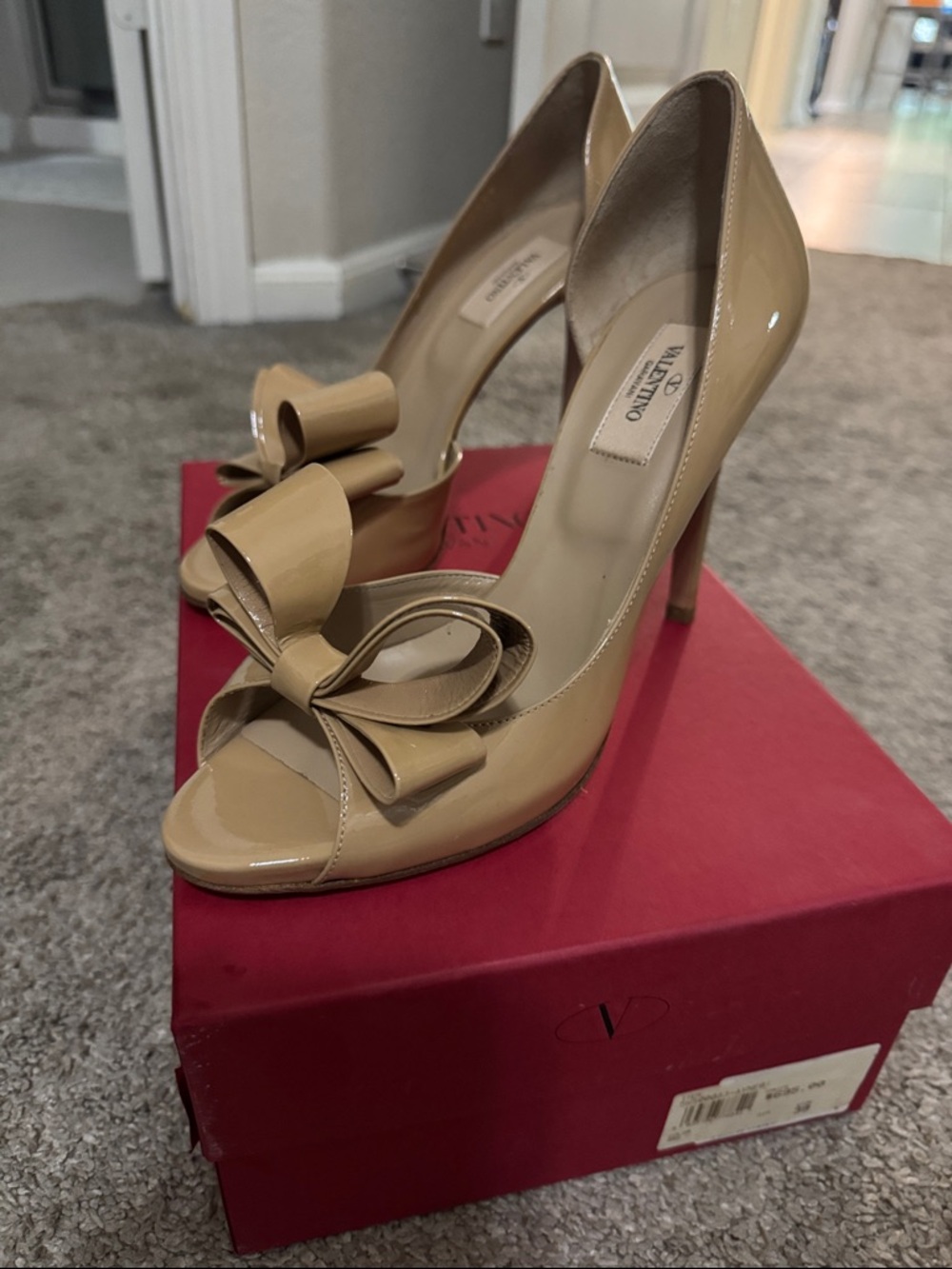 Gorgeous Valentino Garavani Beige Patent Leather Heels - New In Box - SZ 39